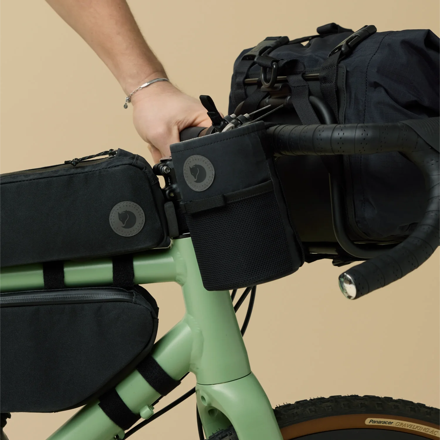 hoja_snack_bag_23200311-550_f_model_1339 fjällräven hoja snack bag