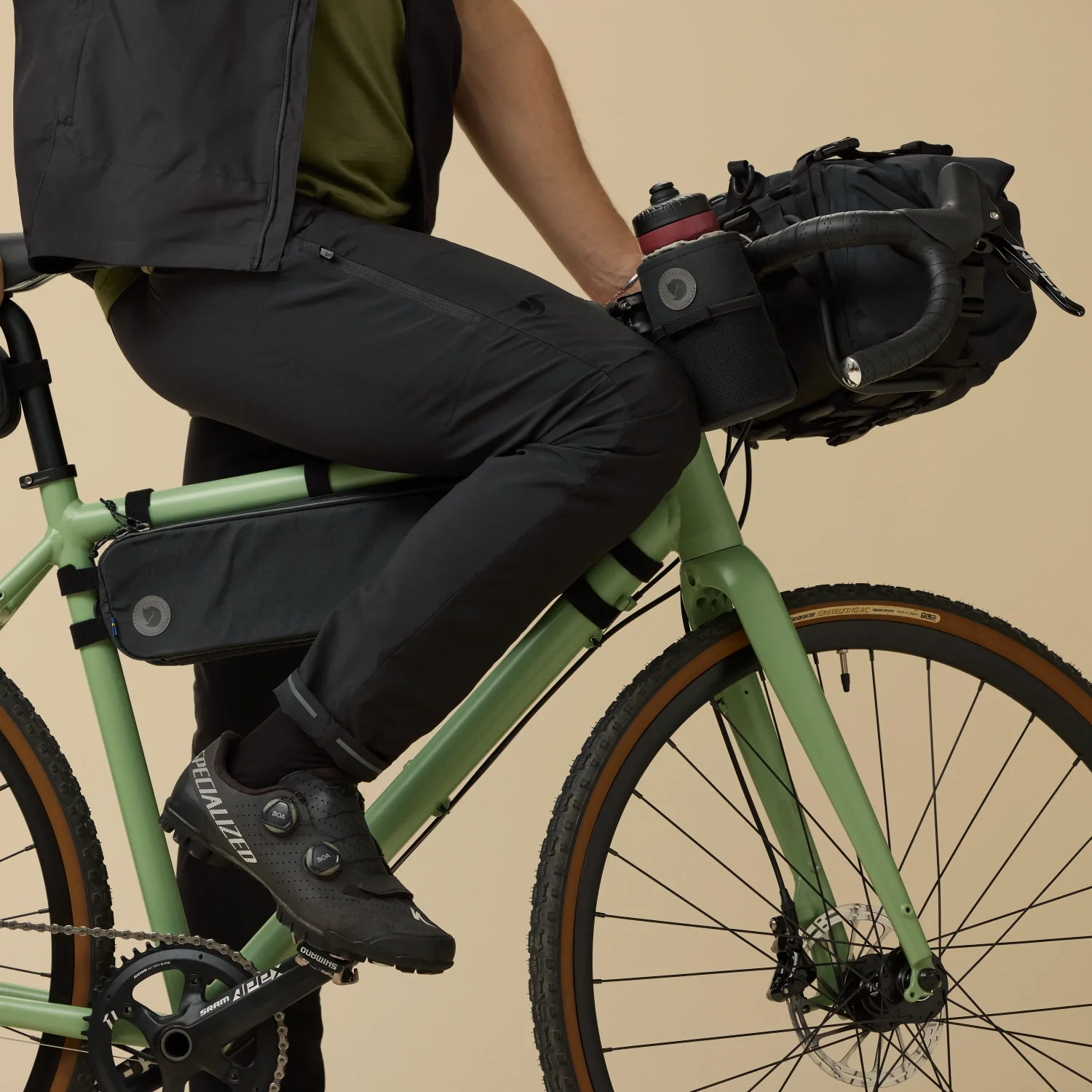 hoja_snack_bag_23200311-550_g_model_0684 fjällräven hoja snack bag